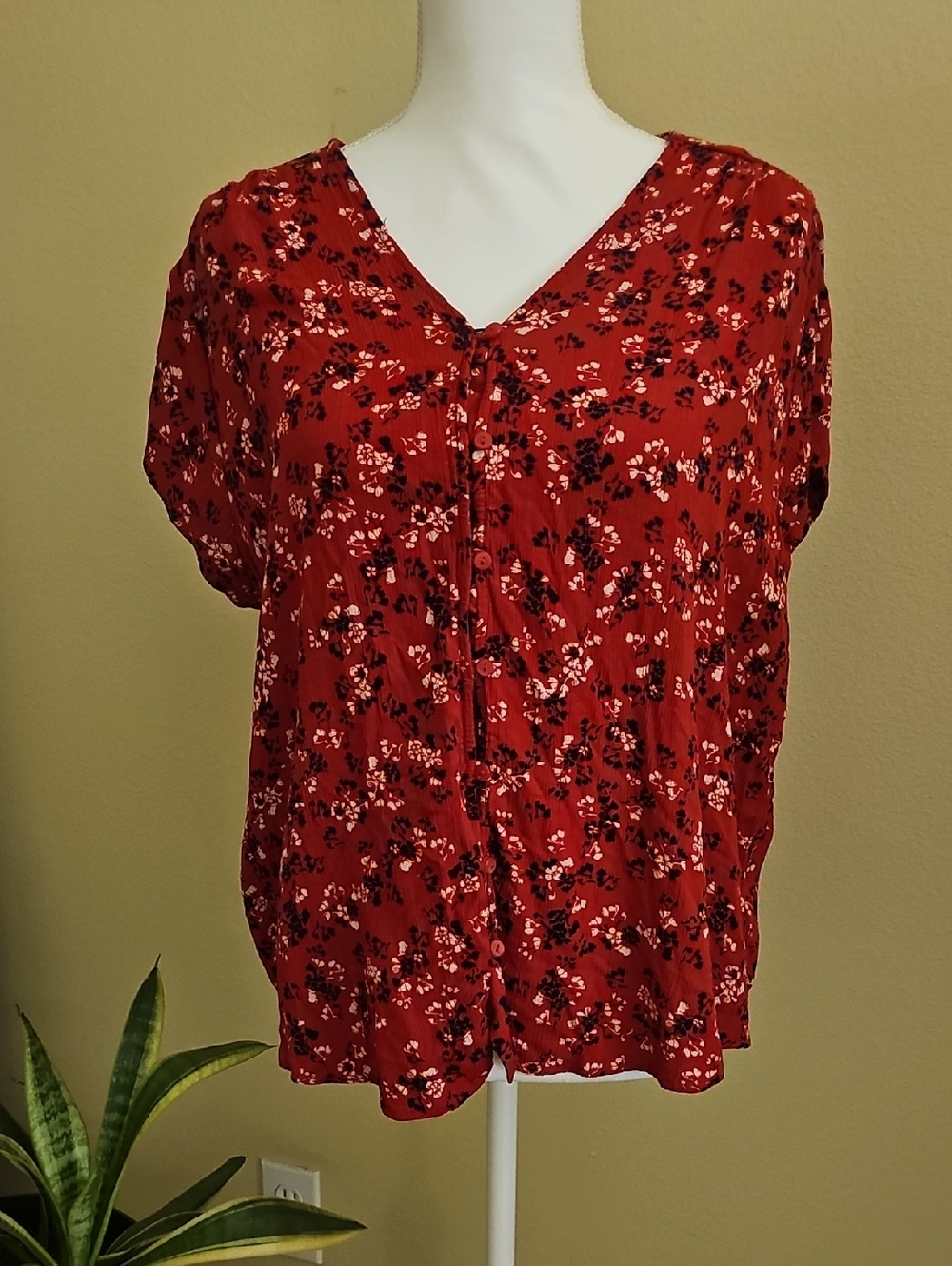 Liz Claiborne Red Floral Button-Front V-Neck Blouse